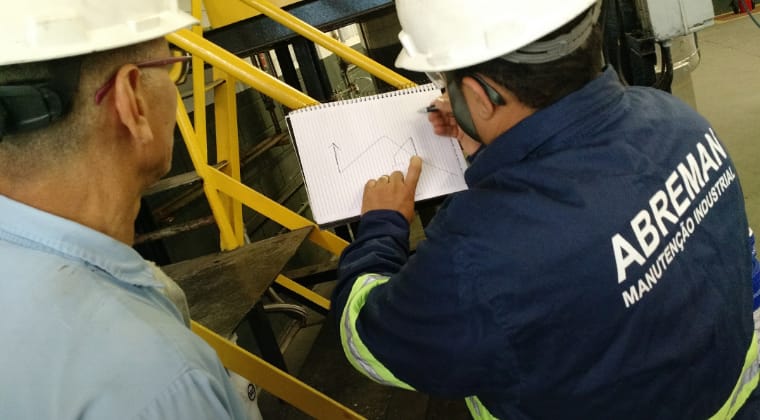 Profissionais da ABREMAN avaliando uma operação industrial